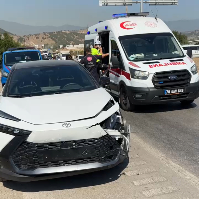 Karabük'te otomobiller çarpıştı: 1'i çocuk, 3 yaralı