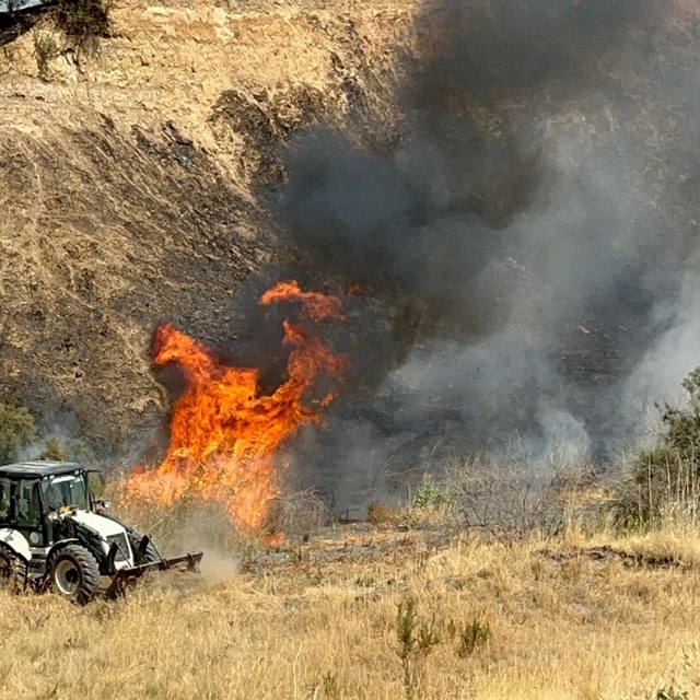 Manisa'daki yangında, alevler fabrikalara sıçramadan kontrol altına alındı