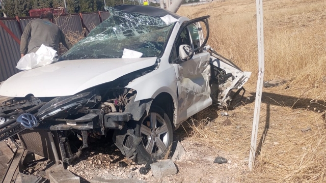 Ehliyetsiz sürücünün kullandığı otomobil, otobüs ve direğe çarptı: 1 ölü, 1 yaralı