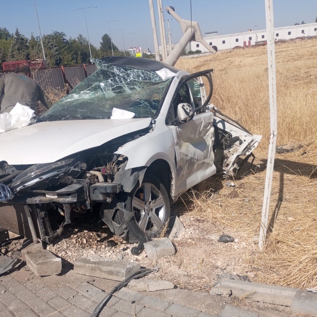 Ehliyetsiz sürücünün kullandığı otomobil, otobüs ve direğe çarptı: 1 ölü, 1...