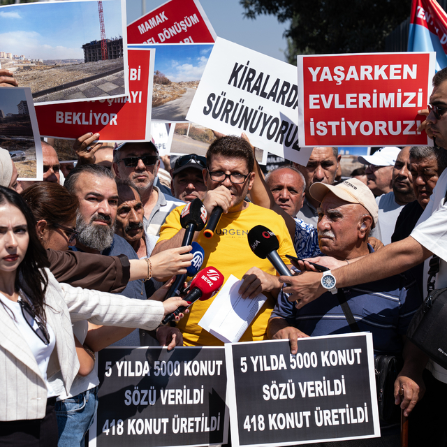 Mamak'ta bir grup vatandaş, "kentsel dönüşüm mağduru oldukları" iddiasıyla...