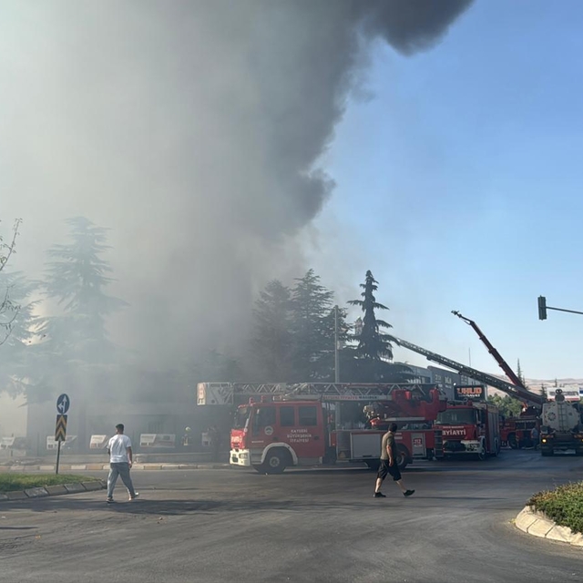 Kayseri'de iş yerinden mobilya aksesuarı üreten fabrikaya sıçrayan yangına...