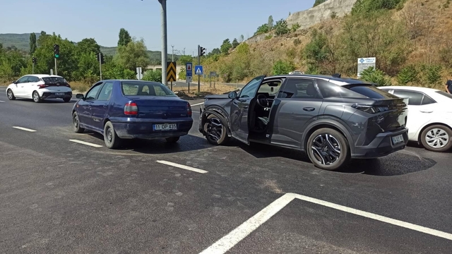 Bilecik'te 2 otomobilin çarpıştığı kazada 1 kişi yaralandı