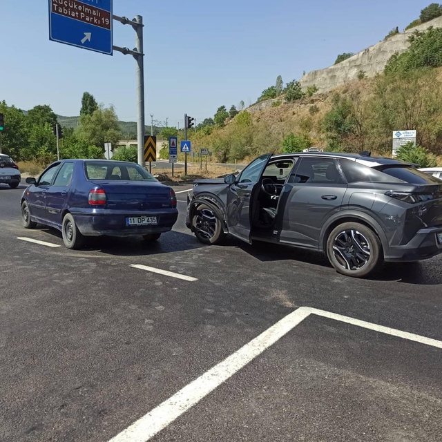 Bilecik'te 2 otomobilin çarpıştığı kazada 1 kişi yaralandı