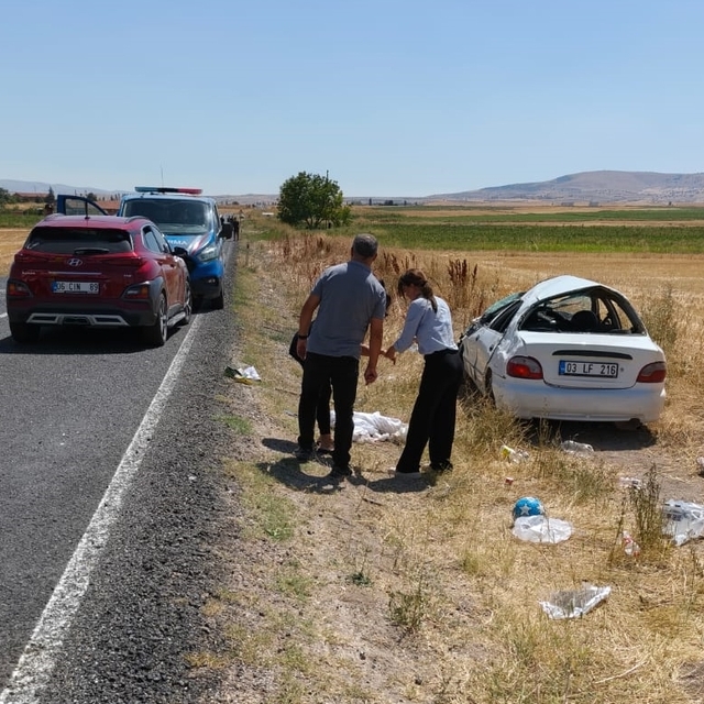 Afyonkarahisar'da takla atan otomobildeki 4 kişi yaralandı