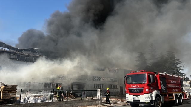 Kayseri'de hırdavatçıda çıkan yangın, fabrikaya sıçradı