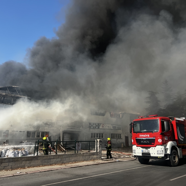 Kayseri'de hırdavatçıda çıkan yangın, fabrikaya sıçradı