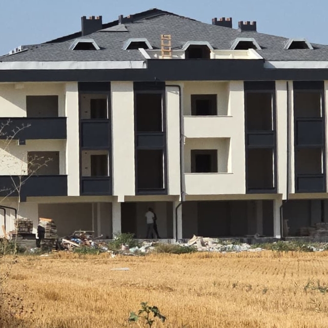 Bursa'da yüksekten düşen işçi ağır yaralandı