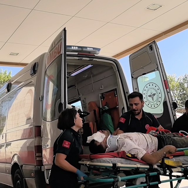 Çalıştığı inşaatta havalandırma boşluğuna düşüp ağır yaralandı