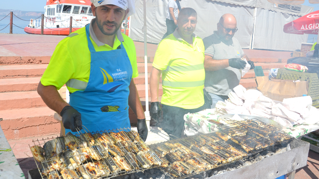 Kocaeli'de düzenlenen festivalde 8 bin balık ekmek dağıtıldı