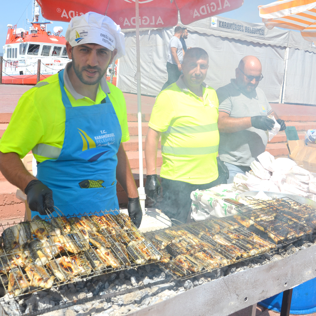 Kocaeli'de düzenlenen festivalde 8 bin balık ekmek dağıtıldı