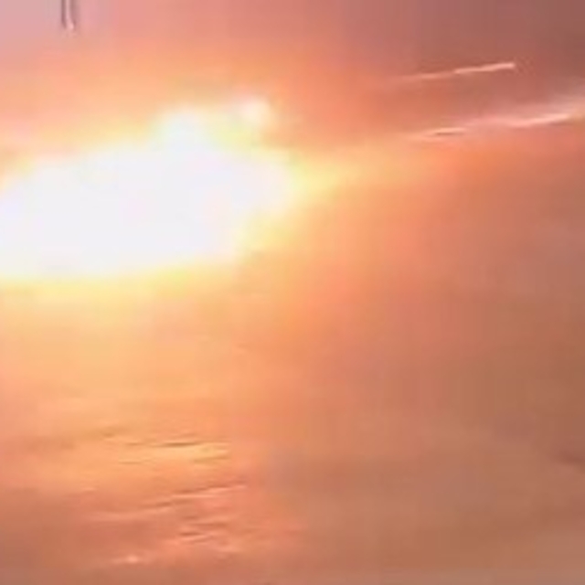 Seyir halindeki otomobilin alev alev yanması kamerada