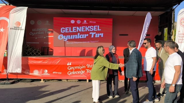 Şırnak'ta "Geleneksel Oyunlar Tırı" çocuklarla buluştu