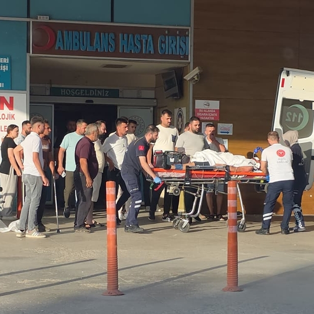 Bursa'da motosiklet ile kamyonun çarpıştığı kazada 2 kişi ağır yaralandı