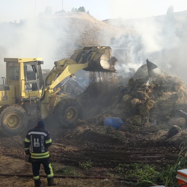 Erzurum'da, mahalledeki yangında 12 ev ve 10'a yakın ahır ile samanlıklar y...