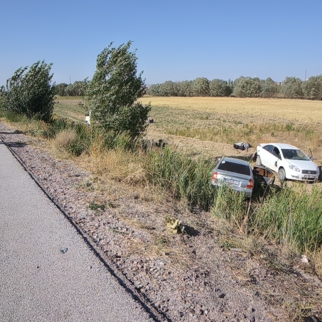 Kütahya'da kazaya müdahale eden polis aracına çarpan otomobildeki 4 kişi ya...