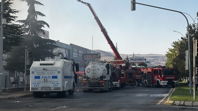Kayseri'de hırdavatçıda çıkan yangın, fabrikaya sıçradı (2)