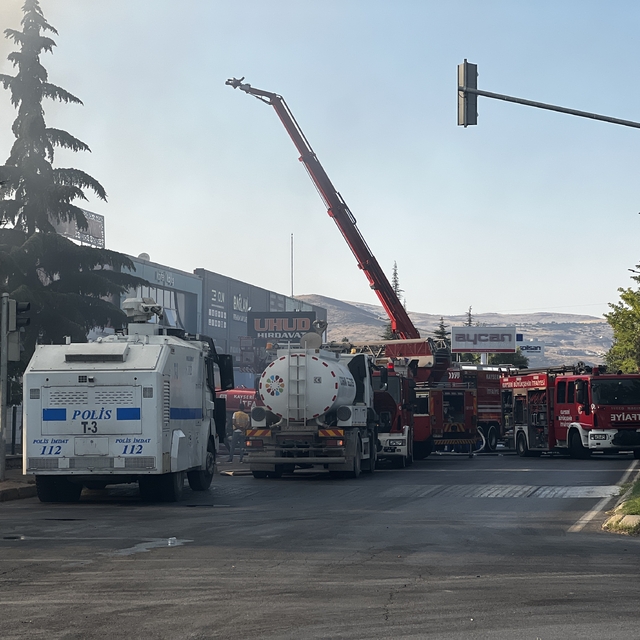 Kayseri'de hırdavatçıda çıkan yangın, fabrikaya sıçradı (2)