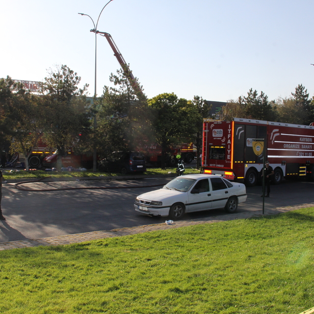 GÜNCELLEME - Kayseri'de iş yerinden mobilya aksesuarı üreten fabrikaya sıçr...