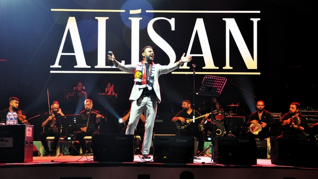 Şarkıcı Alişan, Eskişehir'de konser verdi
