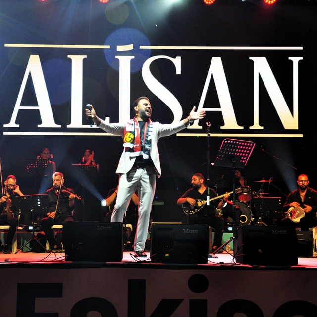 Şarkıcı Alişan, Eskişehir'de konser verdi