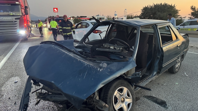 Kastamonu'da bariyere çarpan otomobildeki 5 kişi yaralandı