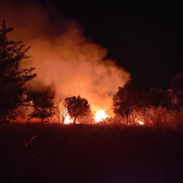 Kızına hediye olarak aldığı otomobil alev alev yandı