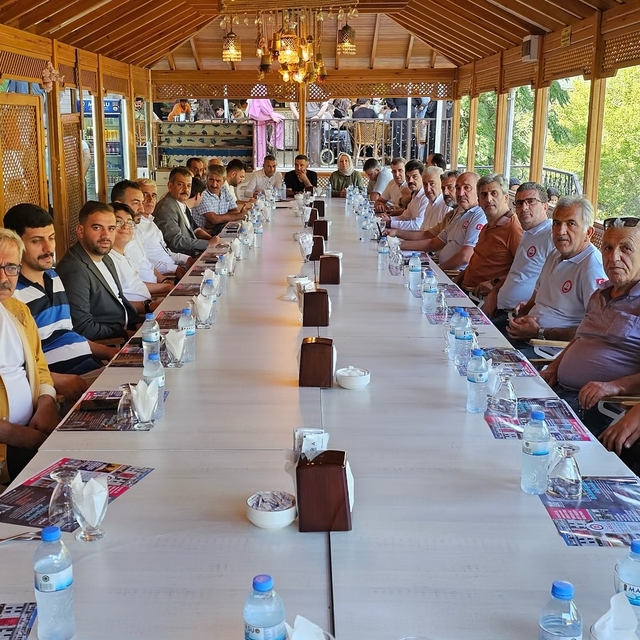 AK Parti Elazığ Milletvekili Keleş, Keban'da alabalık üreticileriyle bir ar...