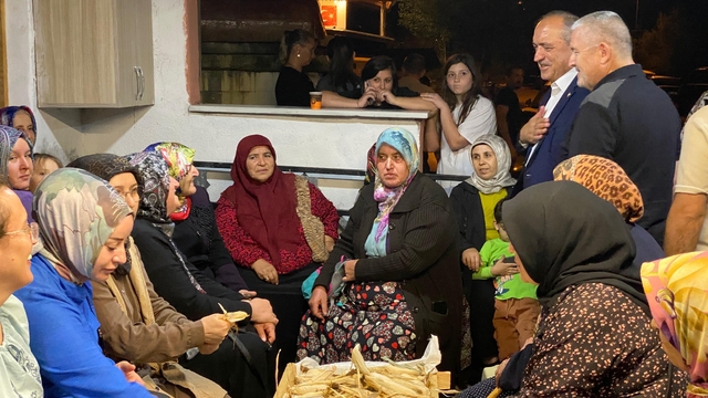 Bartın'da 2 asırlık gelenek; 3 saat boyunca topluca mısır soydular