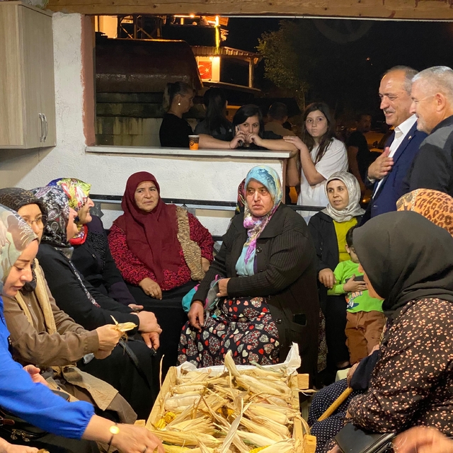 Bartın'da 2 asırlık gelenek; 3 saat boyunca topluca mısır soydular