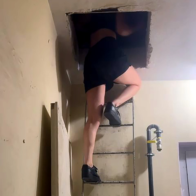 Fuhuş operasyonunda polisi görünce çatı katına saklandılar