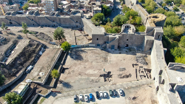 Diyarbakır'daki 1800 yıllık Artuklu Sarayı Alay Meydanı çevre düzenlemesiyle turizme kazandırılacak