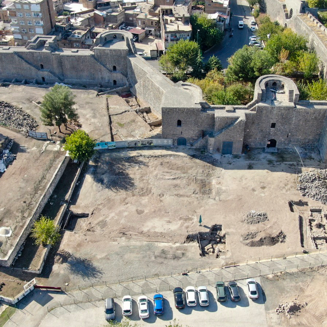 Diyarbakır'daki 1800 yıllık Artuklu Sarayı Alay Meydanı çevre düzenlemesiyl...