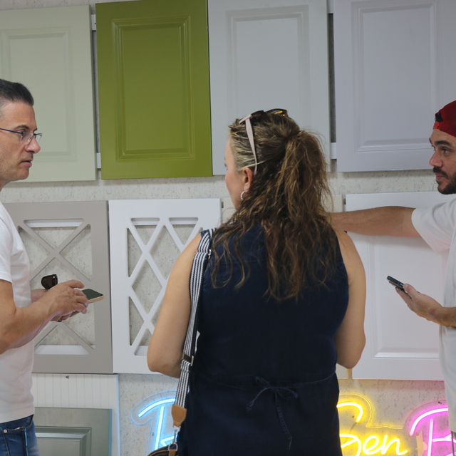 Hobi amaçlı başladığı ahşap boyamacılığını 500 metrekarelik atölyeye taşıdı