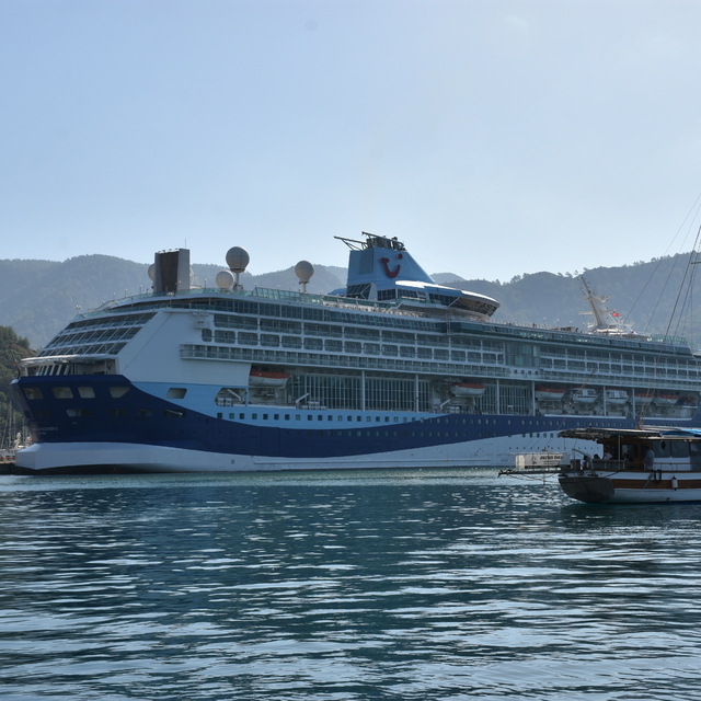 "Marella Discovery 2" kruvaziyeri Marmaris'e 1855 turist getirdi