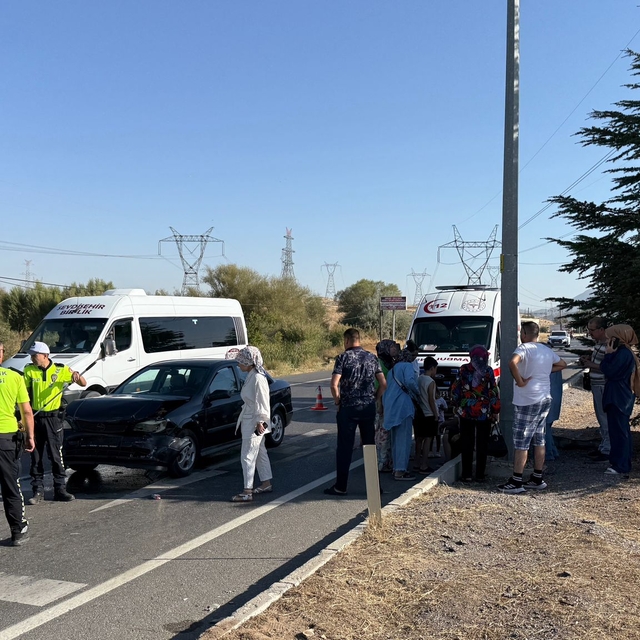 Konya'da iki otomobilin çarpışması sonucu 4 kişi yaralandı