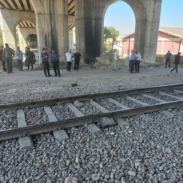 Malatya'da yük treninin çarptığı otomobil sürücüsü ağır yaralandı