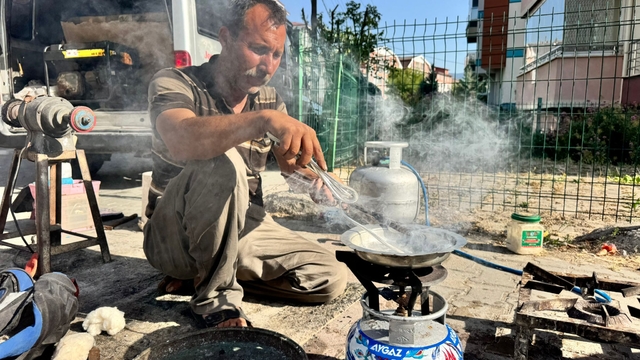 Unutulmaya yüz tutmuş kalaycılığı yaşatmak için şehir şehir dolaşıyorlar
