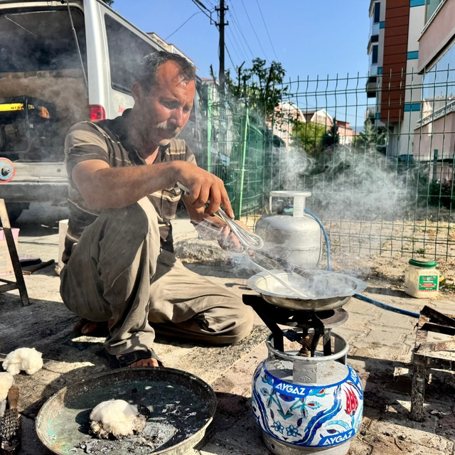 Unutulmaya yüz tutmuş kalaycılığı yaşatmak için şehir şehir dolaşıyorlar