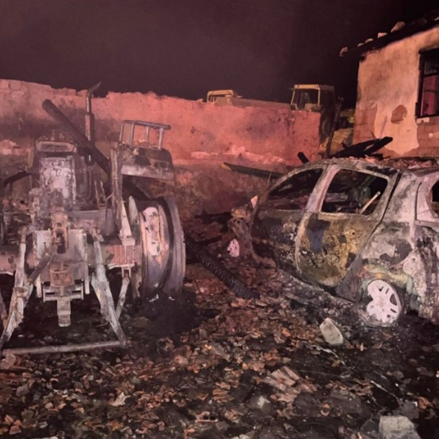 Garajda çıkan yangında otomobil ve traktör kullanılamaz hale geldi