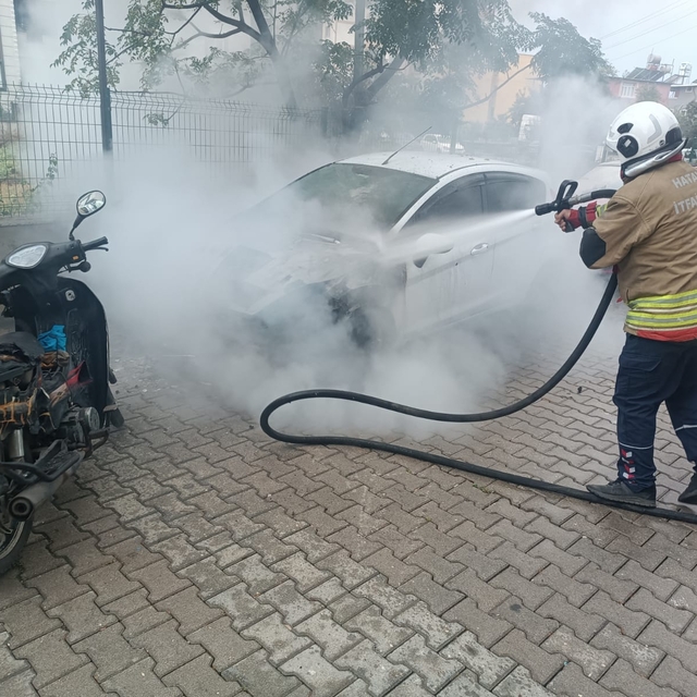 Hatay'da otomobilden motosiklete sıçrayan yangın söndürüldü