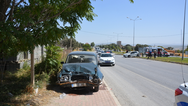 Banaz'da iki otomobilin çarpıştığı kazada 2 kişi yaralandı