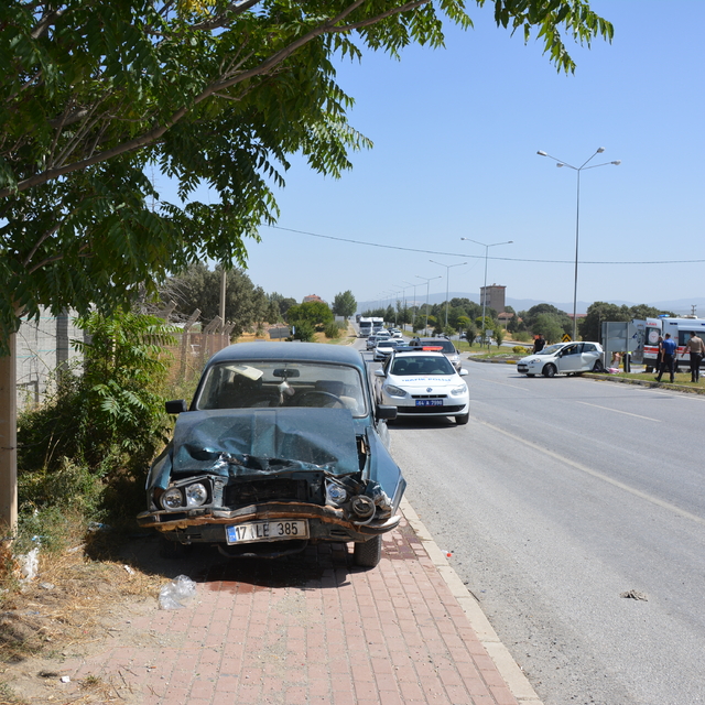 Banaz'da iki otomobilin çarpıştığı kazada 2 kişi yaralandı