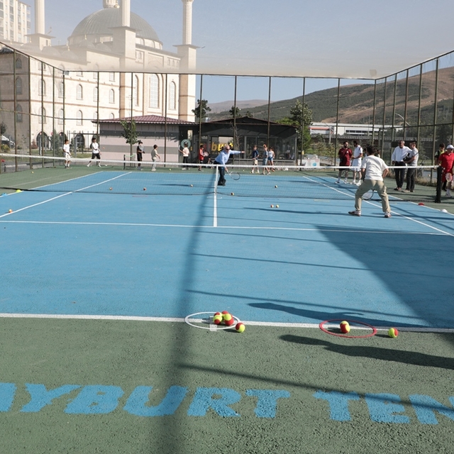 Bayburt'taki tenis kortu yeniden hizmete açıldı