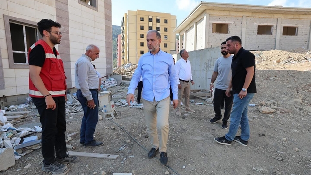 AK Parti Hatay Milletvekili Özel, Belen ilçesinde inşa edilen deprem konutlarını inceledi