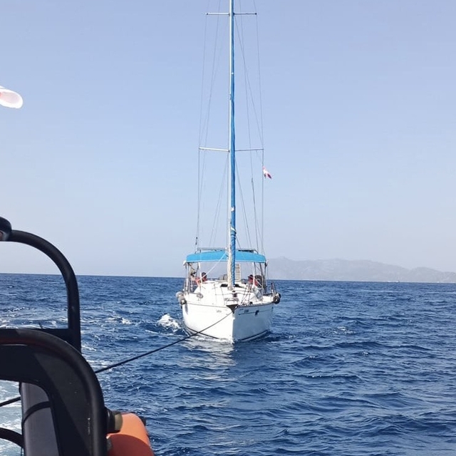 Fethiye açıklarında sürüklenen teknedeki 2 kişi kurtarıldı