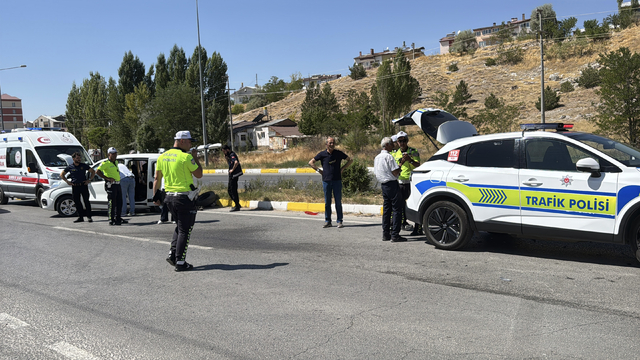 Sivas'ta otomobil ile hafif ticari aracın çarpıştığı kazada 6 kişi yaralandı