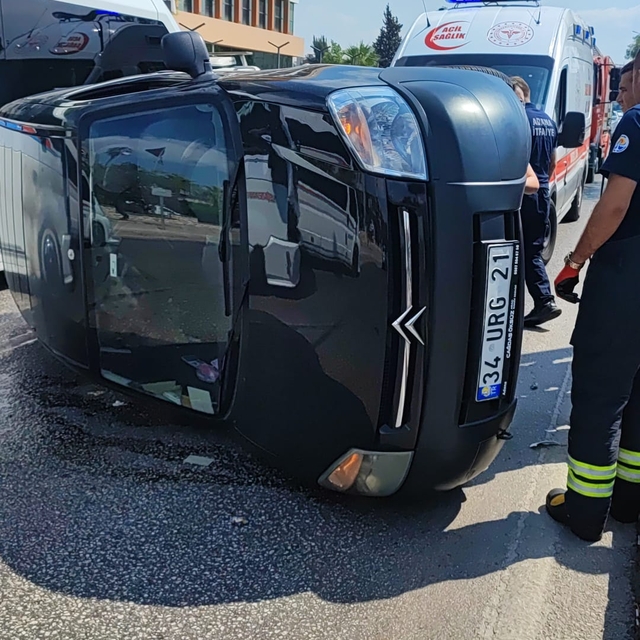 Adana'da devrilen hafif ticari aracın sürücüsü yaralandı