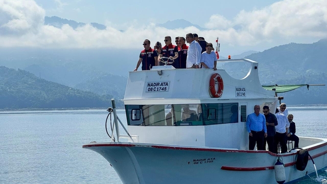 Artvin Valisi Ergün, balıkçılarla denize açıldı