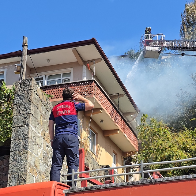 Zonguldak'ta 3 katlı binanın çatı katında çıkan yangın söndürüldü